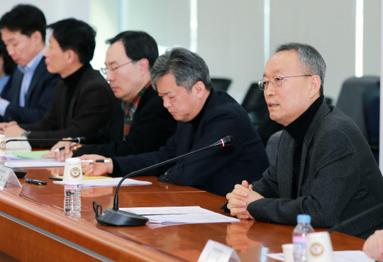 지난 17일 오후 백운규 산업통상자원부 장관(맨 오른쪽)이 서울 역삼동 한국기술센터에서 열린 미국 상무부 232조 발표 대응 민관 합동 대책회의에서 미국 정부가 한국산 철강에 대해 고율 관세를 부과해야 한다고 지목한 것과 관련해 철강 업체 대표들과 대책을 논의하고 있다.  산업통상자원부 제공